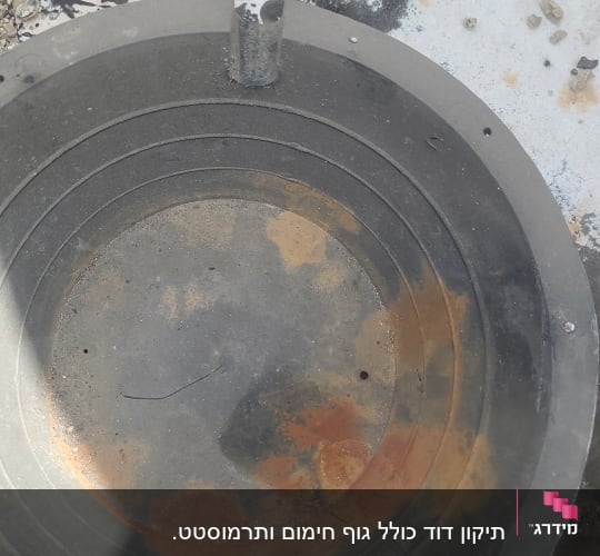 חלק עליון של דוד שמש עם חלודה ולכלוך